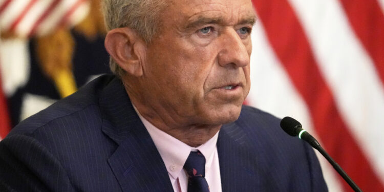 Civil servants urge the health secretary to stop his disinformation on vaccines