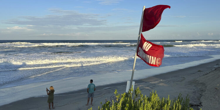 East American Coast | Hurricane Erin causes dangerous waves