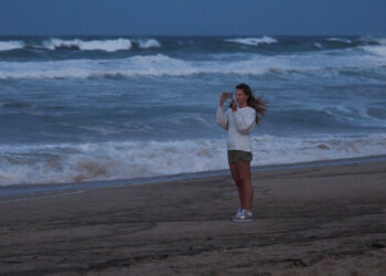 Hurricane Erin causes strong winds and floods