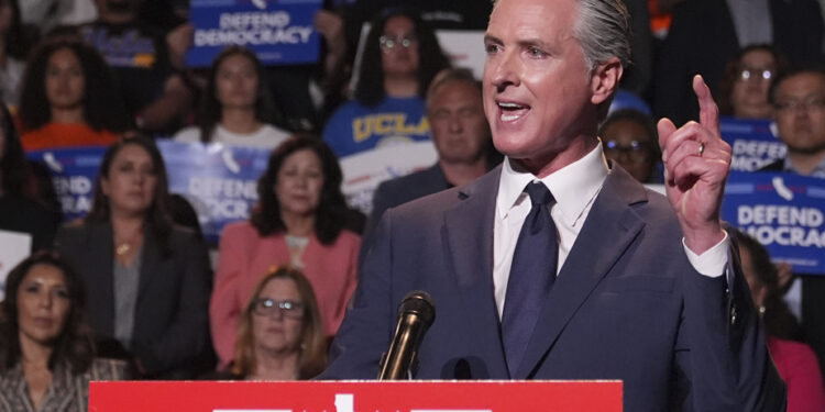 Social networks | The Governor of California attacks Trump by taking up his codes