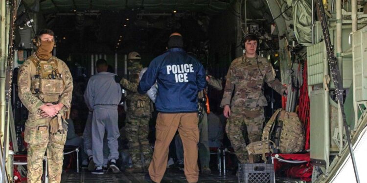 Texas | Installations on a military base will serve to hold up to 5,000 migrants