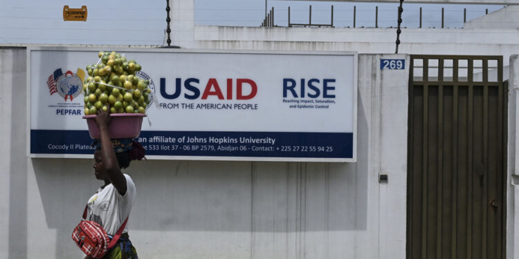 Trump cuts into international aid and strengthens the risks of budgetary paralysis