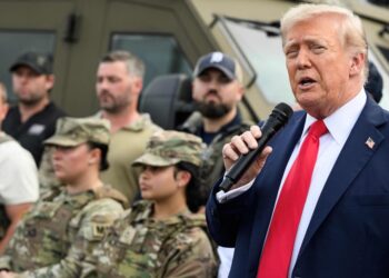Trump goes to police officers and soldiers deployed in Washington