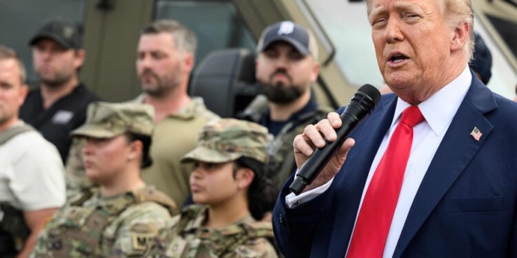 Trump goes to police officers and soldiers deployed in Washington