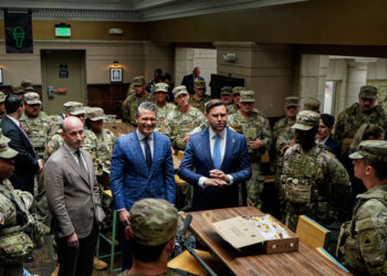 Under the cries of demonstrators | Vance, Hegseth and Miller visit the soldiers in Washington