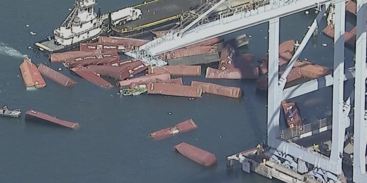 California | Dozens of containers fall into the water in a port