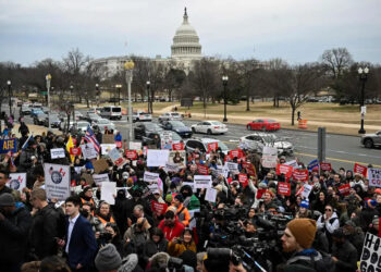 Hundreds of federal employees returned by the DOGE called to resume work