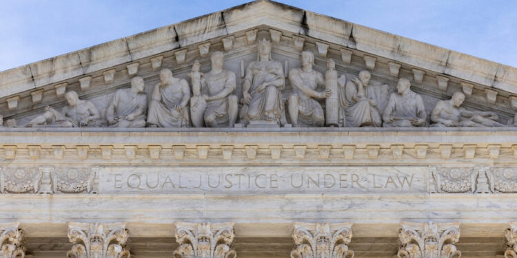 The Supreme Court authorizes Trump’s antimigrant descents