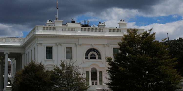 Trump announces a strike on a “boat carrying drugs” who left Venezuela