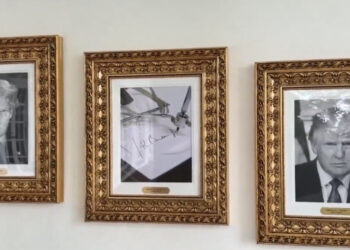 White house | A portrait of Joe Biden replaced by a photo of a sign