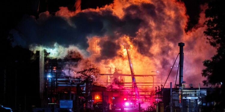 California | Explosion and fire in a refinery
