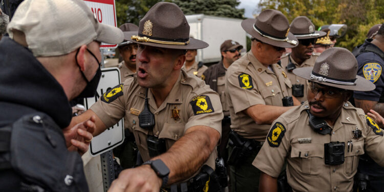 Immigration | Near Chicago, Americans raise their voices against Trump’s policies