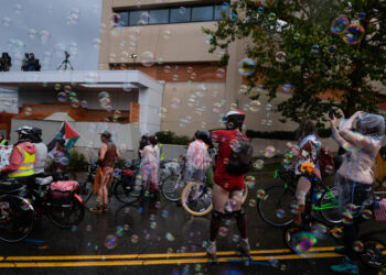 Portland | Naked cyclists demonstrate against National Guard deployment