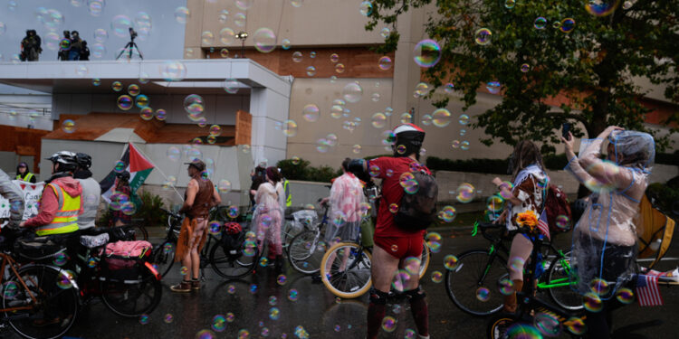 Portland | Naked cyclists demonstrate against National Guard deployment