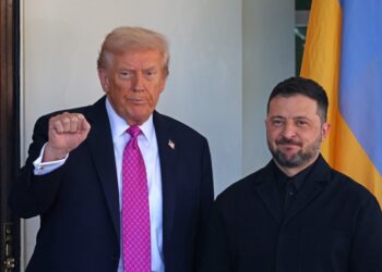 Trump receives Zelensky after relaunching his dialogue with Putin