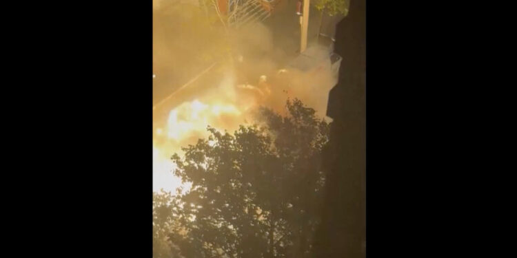 New York | Seven firefighters injured in car explosion