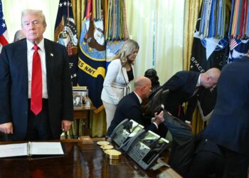 White House | Man collapses during Donald Trump conference