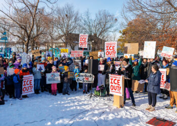 Minneapolis | Neighbors help each other against immigration police