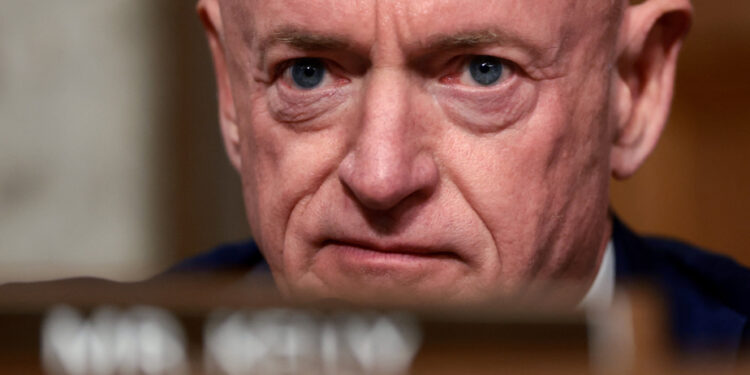 Targeted by a sanctions procedure | Democratic senator files suit against Defense Secretary