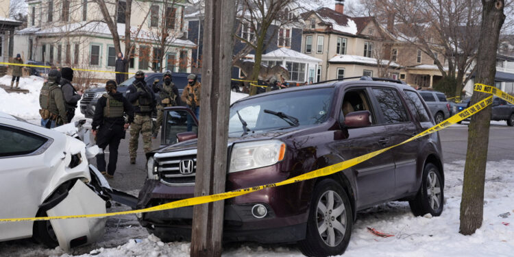 Woman shot dead | Minneapolis Mayor Demands ICE Agents Leave