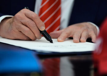 Donald Trump promulgates text ending budgetary paralysis