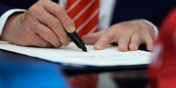 Donald Trump promulgates text ending budgetary paralysis