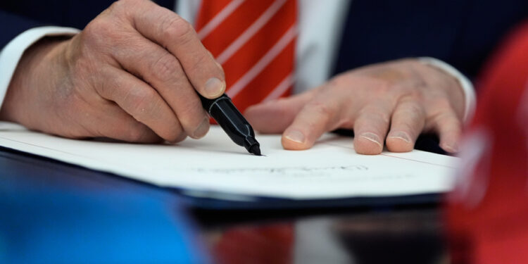 Donald Trump promulgates text ending budgetary paralysis