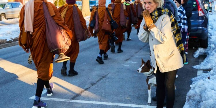 Message of unity | Buddhist monks cross the United States in the cold