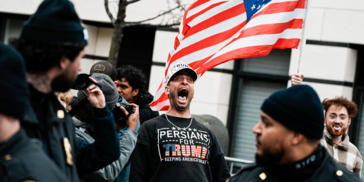 Anti-Islam demonstration in New York | Police examine ‘explosive device’ thrown into crowd