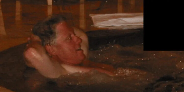 Epstein affair | Bill Clinton explains a photo of himself in a jacuzzi