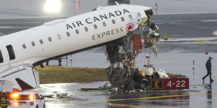 New York LaGuardia Airport | Two dead in a collision involving a plane leaving Montreal