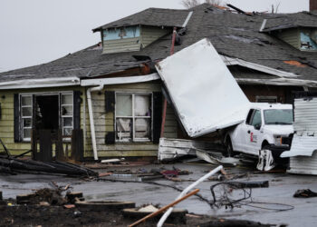 Tornado wreaks havoc in Illinois