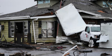 Tornado wreaks havoc in Illinois
